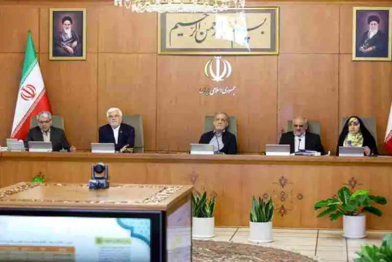 قدردانی دکتر پزشکیان از تلاش‌های وزیر امور خارجه در زمینه مذاکرات