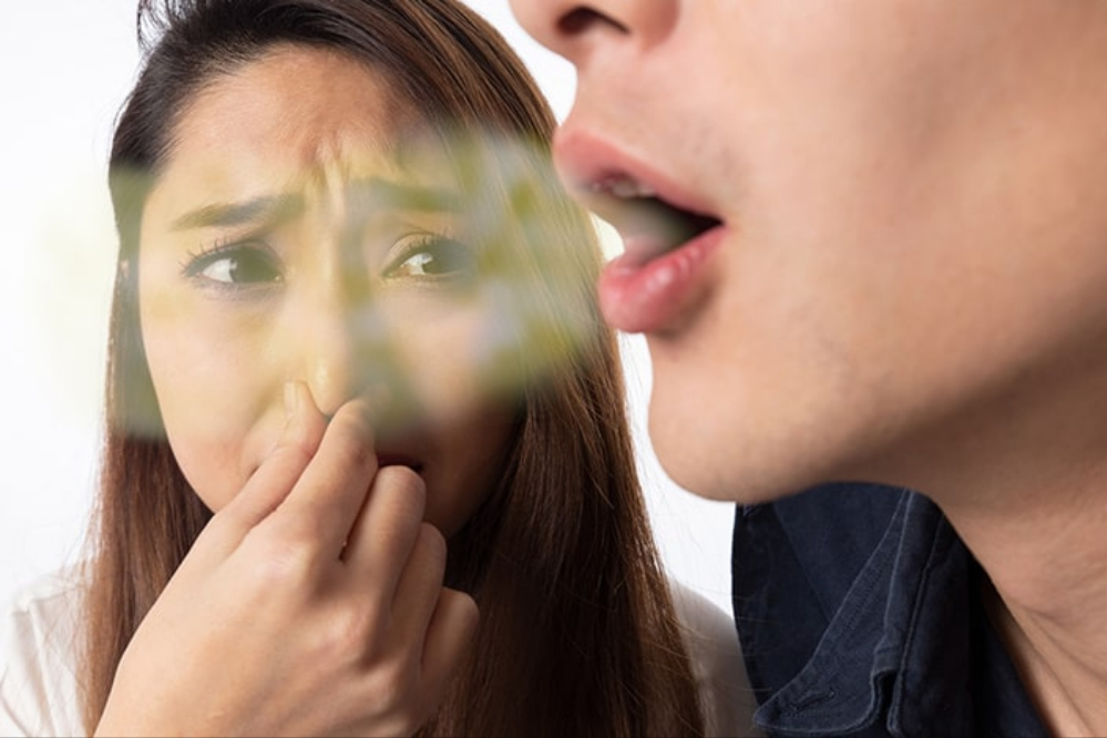 بوی بد دهان؛ نشانه‌ی چیست؟