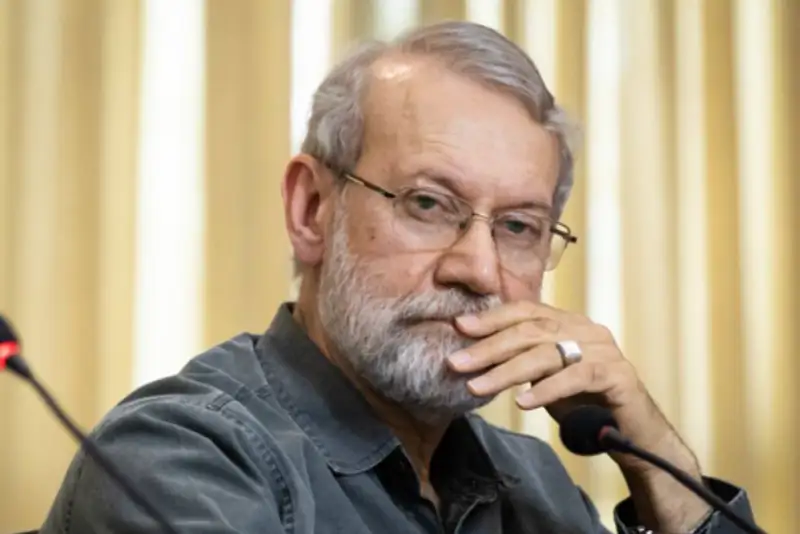 لاریجانی: ایرانی با غیرت هیچ‌گاه سلاح خود را تحویل نمی‌دهد