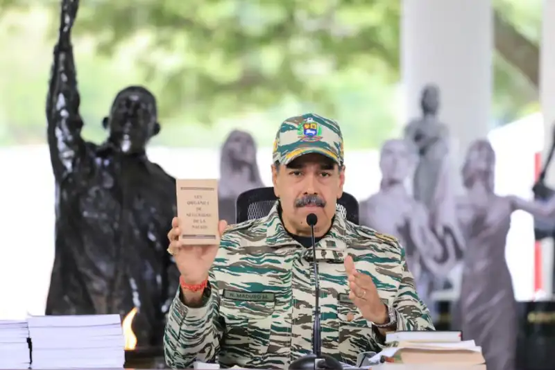 مادورو: تلاش واشنگتن برای تغییر نظام در کاراکاس اشتباه است