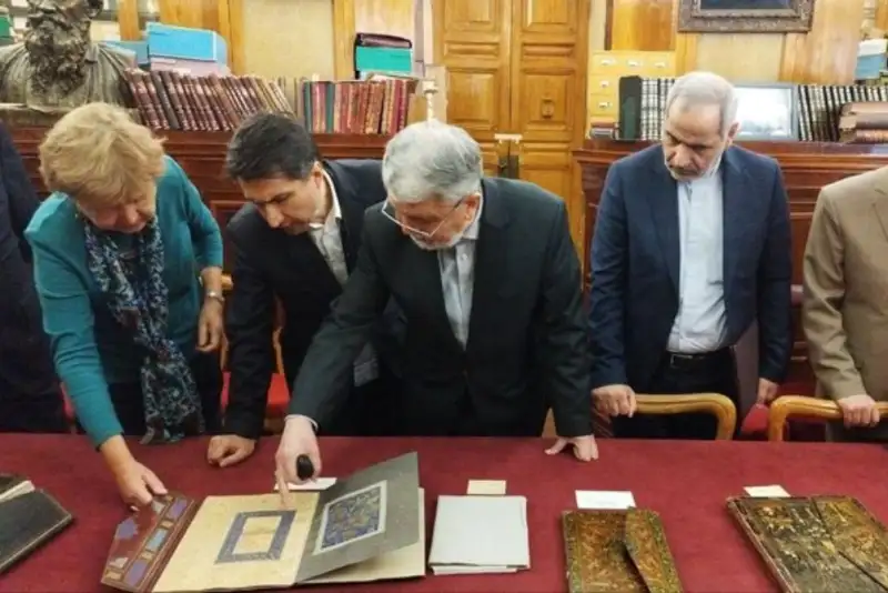 توافق وزیر ارشادبا کتابخانه ملی روسیه برای فهرست‌برداری نسخ خطی فارسی