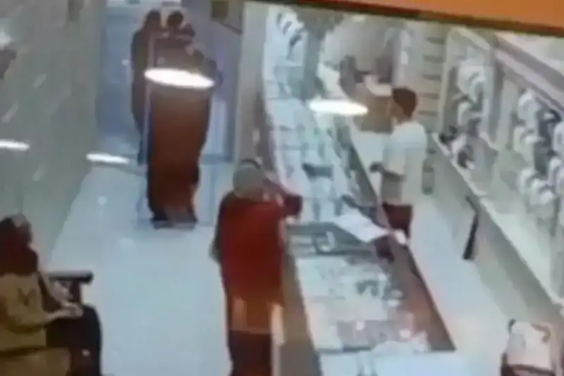 لحظه فرار دزدان طلا فروشی درگهان جزیره قشم با ماشین + فیلم