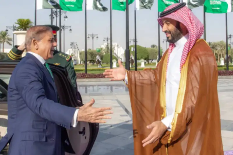 عربستان سعودی و پاکستان توافق‌نامه‌ راهبردی در زمینه دفاعی امضا کردند