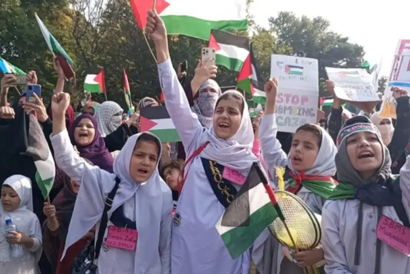 اجتماع بزرگ کودکان پاکستانی در محکومیت جنایات رژیم صهیونیستی+فیلم