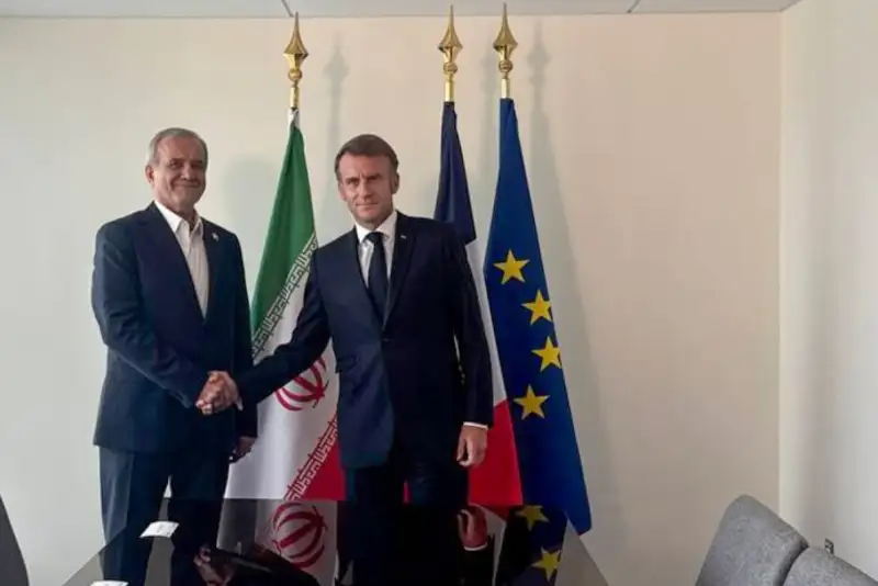 دیدار روسای جمهور ایران و فرانسه با یکدیگر /مکرون: توافق با ایران همچنان امکان‌پذیر است