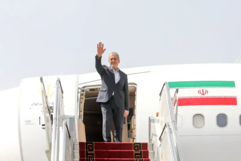 پزشکیان بندرعباس را به مقصد تهران ترک کرد