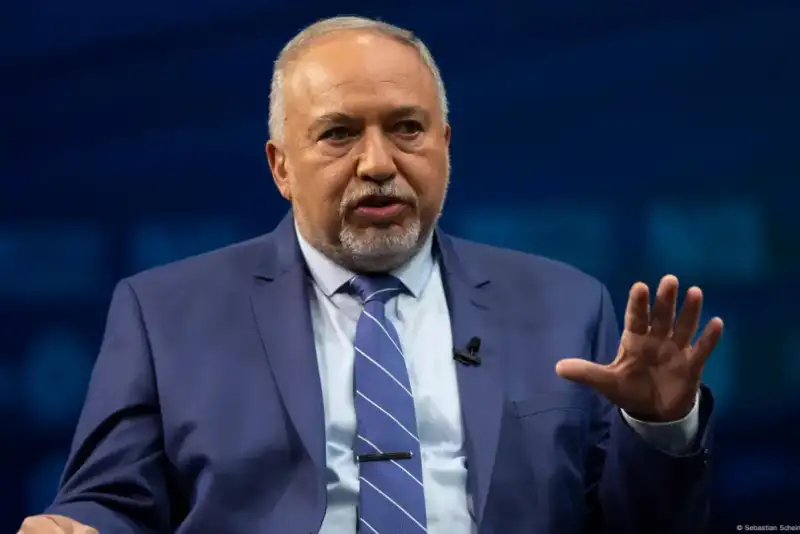 لیبرمن: نتانیاهو سگ مطیع ترامپ است