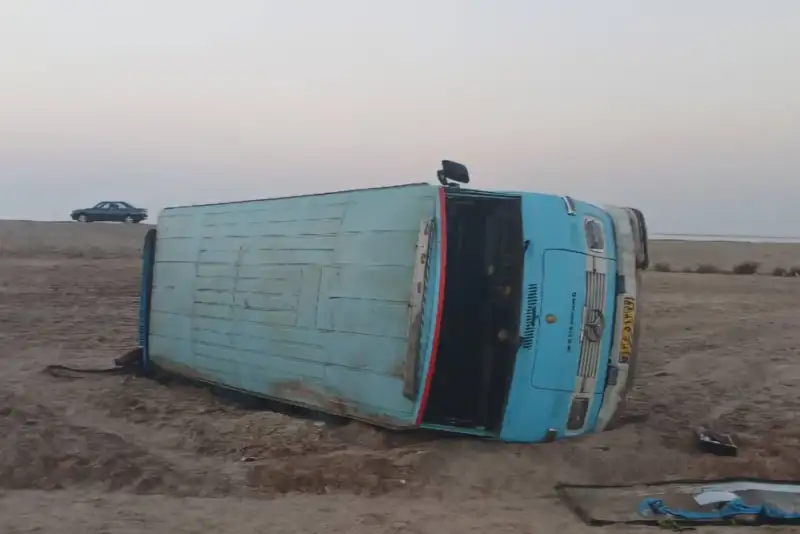 انحراف مرگبار مینی‌بوس در محور آبادان–ماهشهر با 14مصدوم