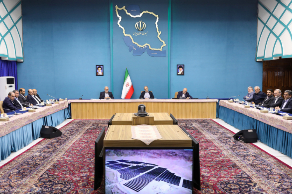 پزشکیان: پنل‌های خورشیدی نباید در گمرک بمانند