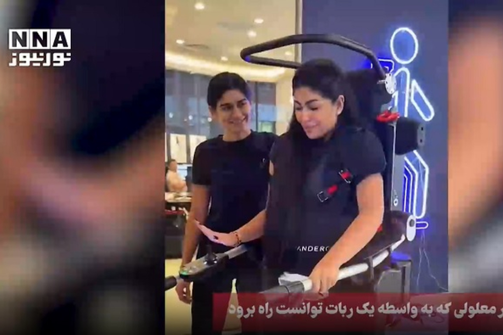 فتاة معاقة تمكنت من المشي بفضل روبوت