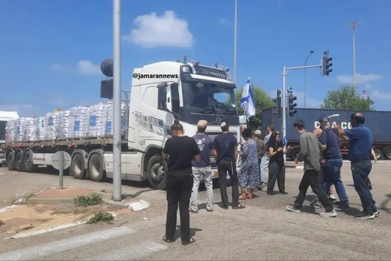 جلوگیری شهرک نشینان صهیونیست از ورود کمک ها به غزه + فیلم