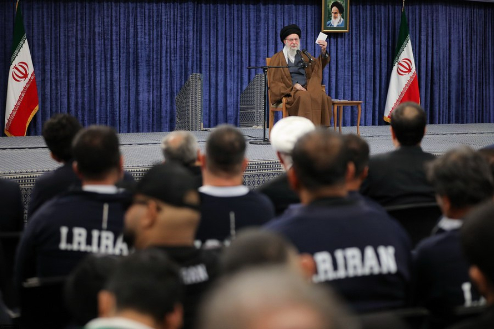 رهبر انقلاب: مدالآوری شما در جنگ نرم، ارزش مضاعف دارد