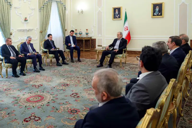 پزشکیان: تسریع در اتصال شبکه ریلی ایران و عراق، پیوندهای اقتصادی منطقه را تحکیم می‌کند