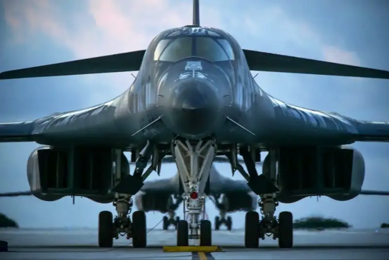 پرواز 2 بمب‌افکن B-1 آمریکایی در نزدیکی ونزوئلا