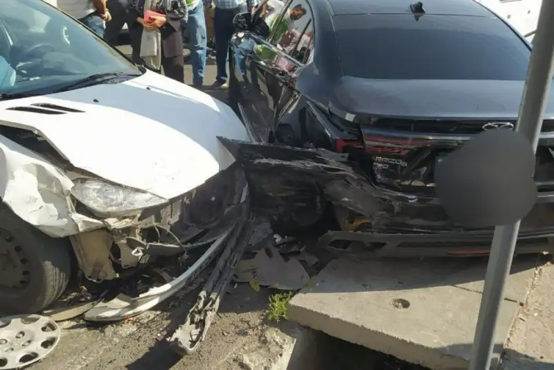 تصاویر برخورد خاور با 15 خودرو در بلوار سیمون بولیوار