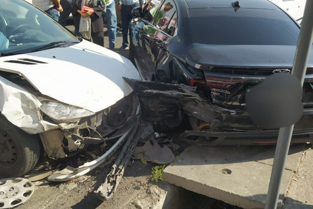 تصاویر برخورد خاور با 15 خودرو در بلوار سیمون بولیوار