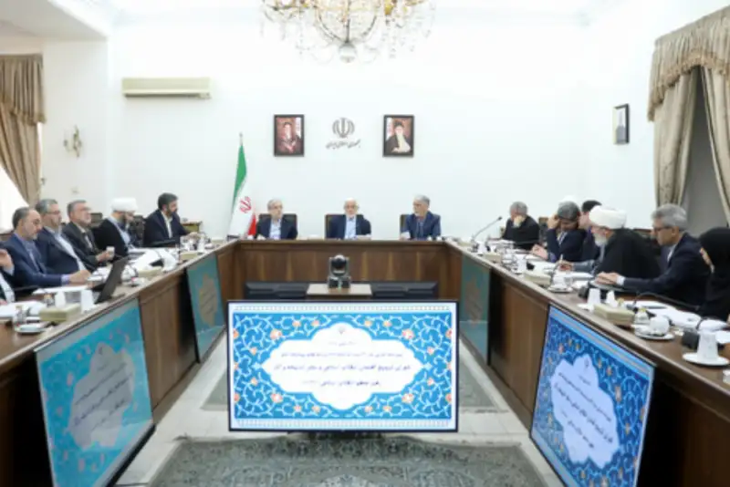 عارف: کاری نکنیم مردم از انقلاب فاصله بگیرند