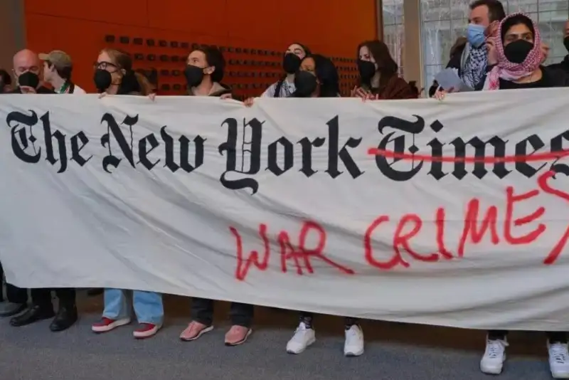 صدها نویسنده «نیویورک تایمز» را تحریم کردند