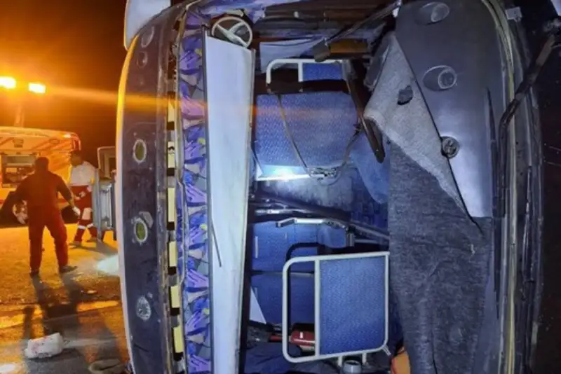 یک کشته و17 زخمی در واژگونی اتوبوس زائران عتبات در محور ایلام