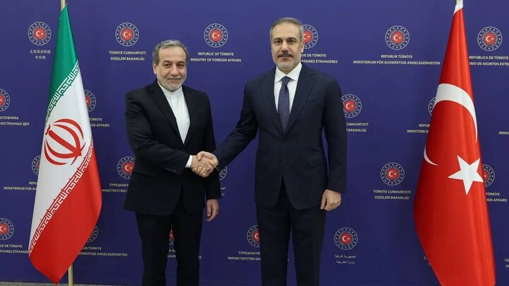 Araghchi congratulates Turkey on National Day