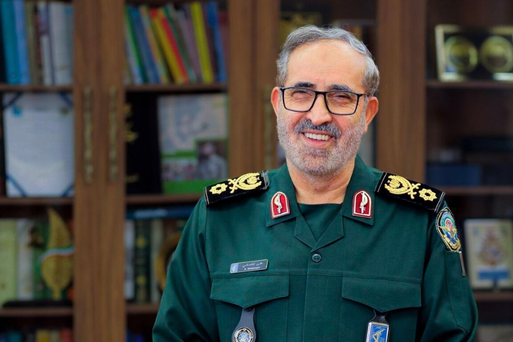 دختر شهید سپهبد شادمانی تصویری از درجه اعطایی از سوی رهبر انقلاب به این شهید را منتشر کرد