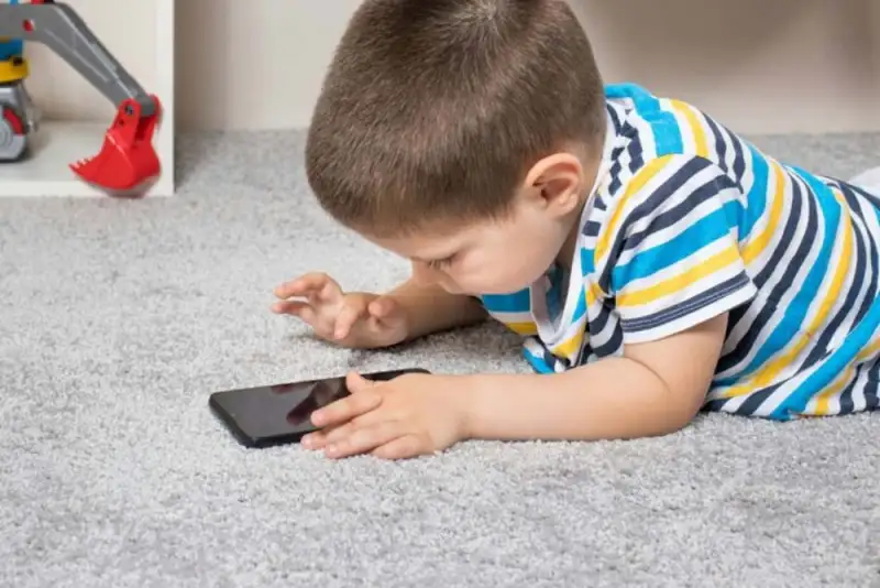 تلفن همراه کودکان را به خطر اوتیسم نزدیک می‌کند
