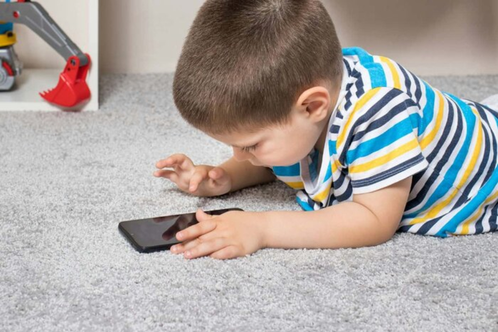 تلفن همراه کودکان را به خطر اوتیسم نزدیک می‌کند