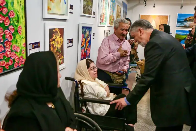 آثار هنرمندان معلول، پیام صلح و انسانیت به جهان می‌دهد