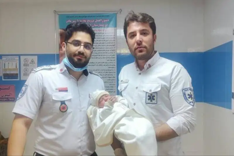 نوزادی که در آمبولانس اورژانس سقز به دنیا آمد