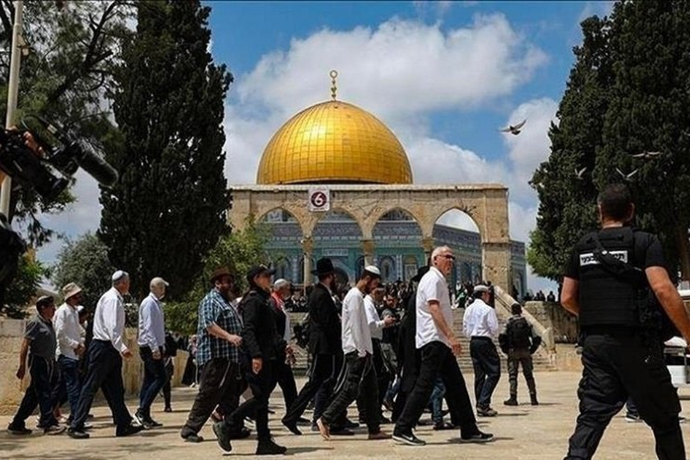 יותר מאלף מתנחלים פרצו למסגד אל-אקצא תחת חסות כוחות הכיבוש.