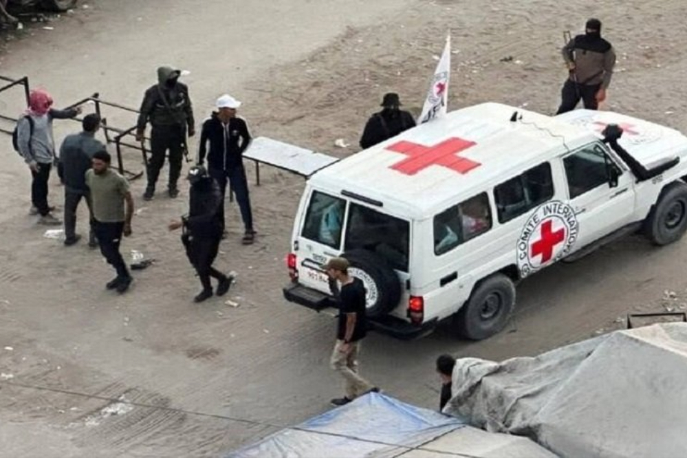 גדודי אל-קסאם מסרו את גופותיהם של שני אסירים ישראלים לצלב האדום