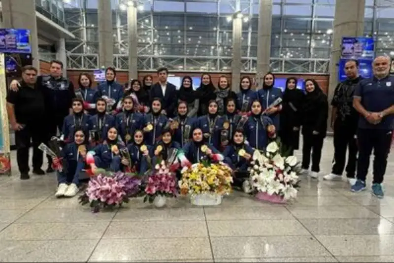 استقبال پرشکوه مردم از کاروان ورزشی که با 76 مدال‌ بازگشتند+فیلم