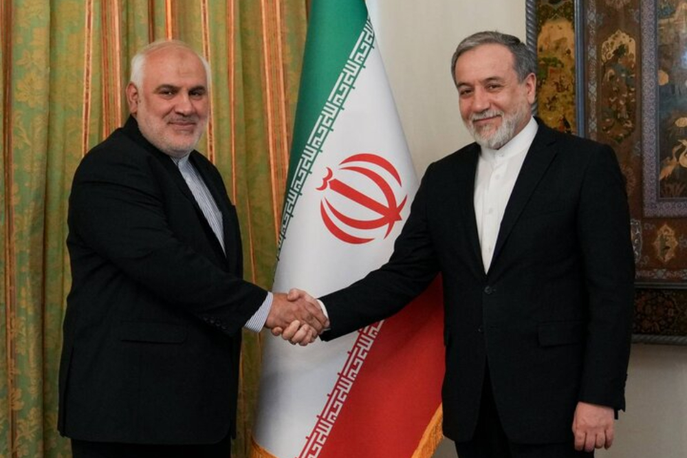 عراقجي يلتقى السفير الإيراني الجديد لدى الهند