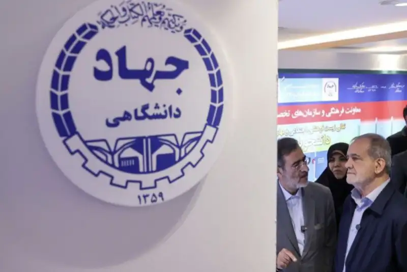 بازدید پزشکیان از نمایشگاه دستاوردهای جهاد دانشگاهی