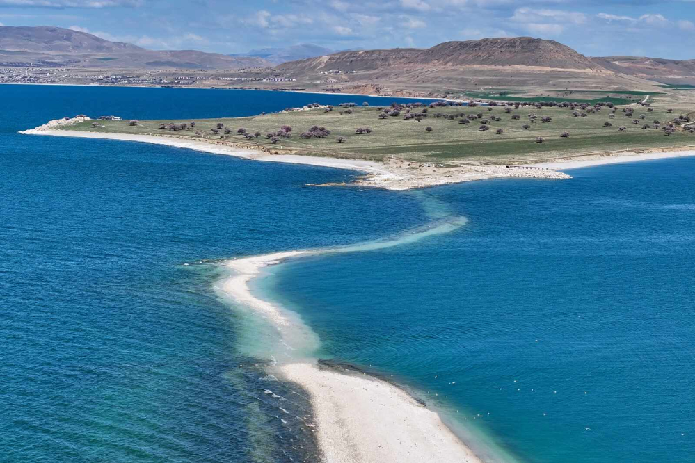 جاده باستانی از زیر آب سر بیرون آورد