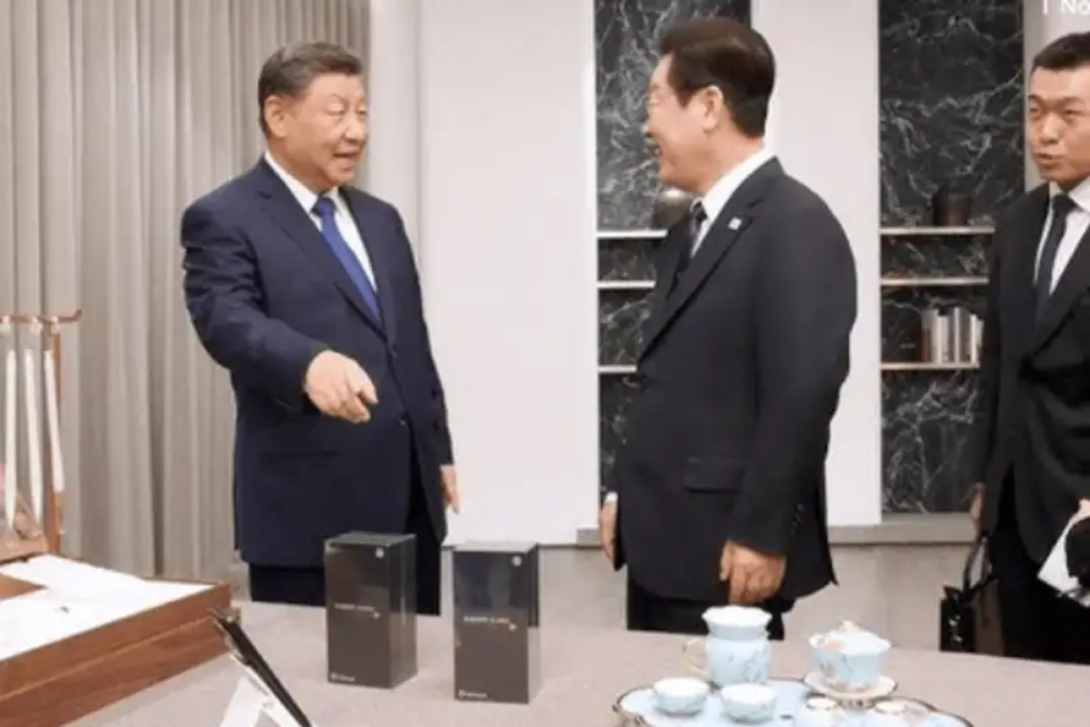 中国国家主席赠送给韩国总统的小米手机