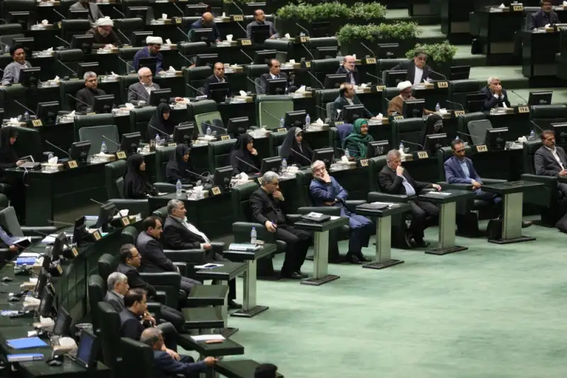 عارف به مجلس رفت