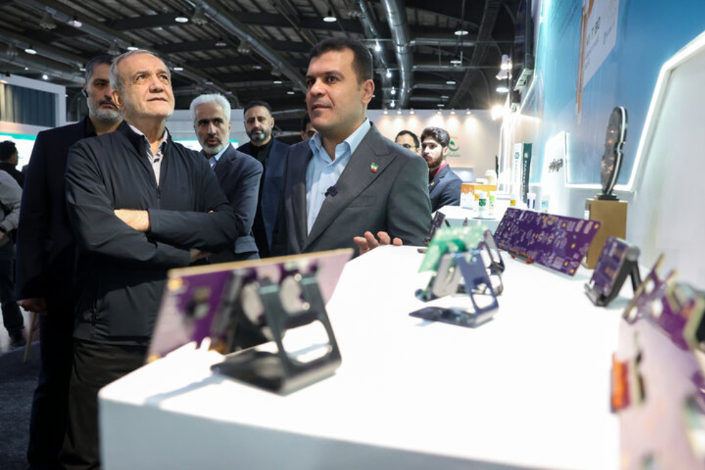 الرئيس بزشكيان يتفقد معرضي التكنولوجيا النانوية والتقنيات الحديثة في طهران