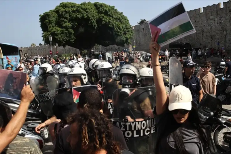 محاصره صدها گردشگر اسرائیلی در یکی از بنادر یونان