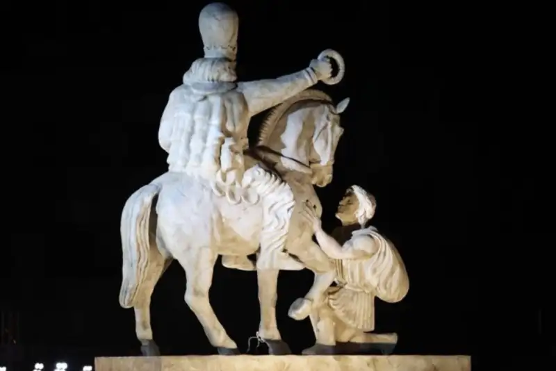 مجسمه «زانو‌زنندگان برابر ایران» در میدان انقلاب رونمایی شد