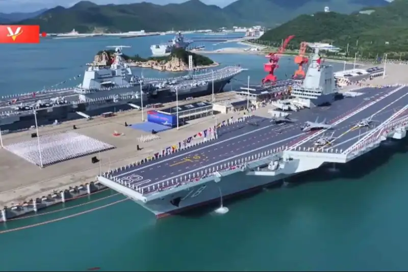 چین سومین ناو هواپیمابر خود را به آب انداخت