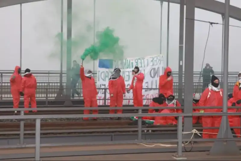 آلمانی‌ها در مخالفت با صادرات سلاح به رژیم صهیونیستی خود را زنجیر کردند