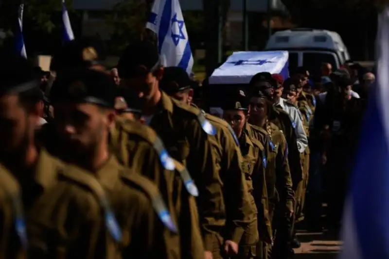 القسام جسد افسر اسرائیلی را به صلیب سرخ تحویل داد