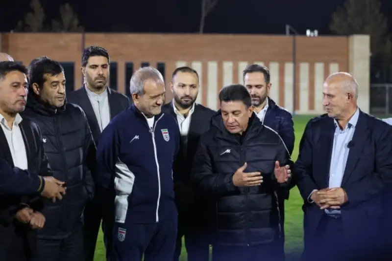 دکتر پزشکیان همراه با ملی‌پوشان فوتبال کشورمان پا به توپ شد