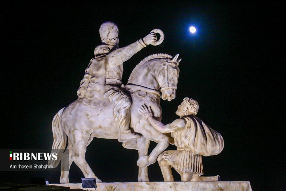 مجسمه «والرین» از میدان انقلاب به مهرآباد می‌رود