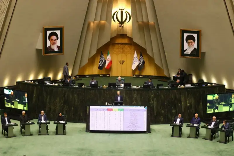 چینش متفاوت صندلی وزرا در صحن علنی