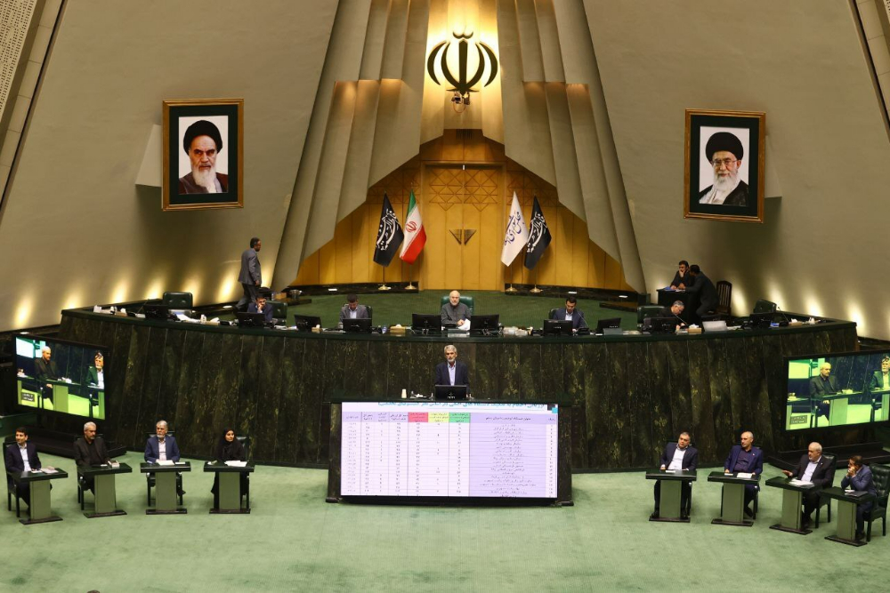 چینش متفاوت صندلی وزرا در صحن علنی