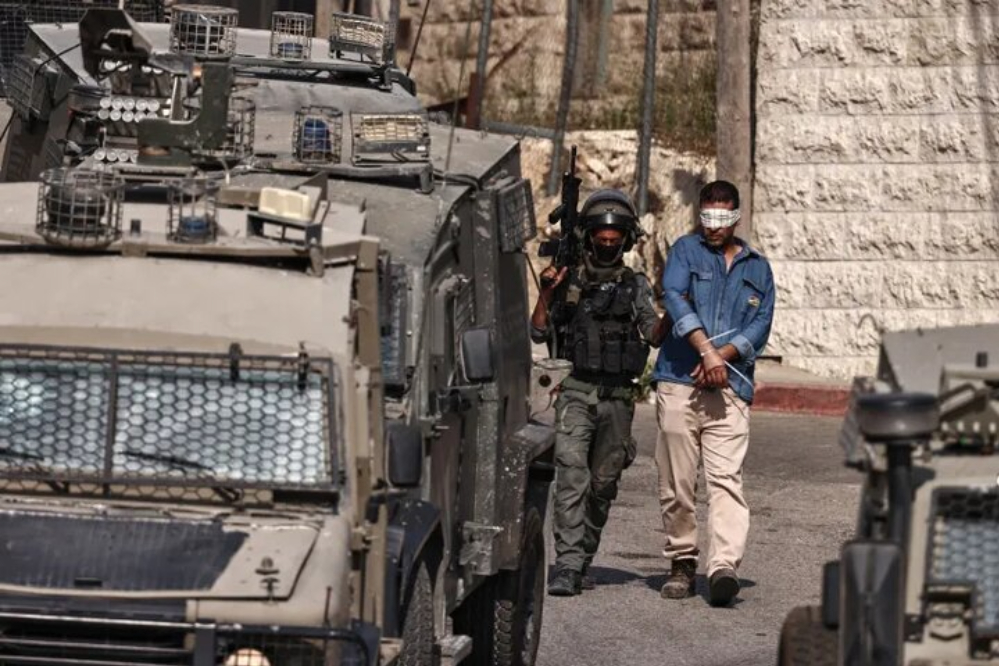قوات الاحتلال تشن حملة مداهمات واعتقالات في الضفة الغربية