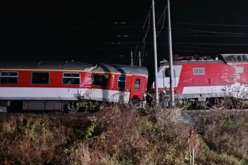 130 زخمی در  برخورد دو قطار در اسلواکی