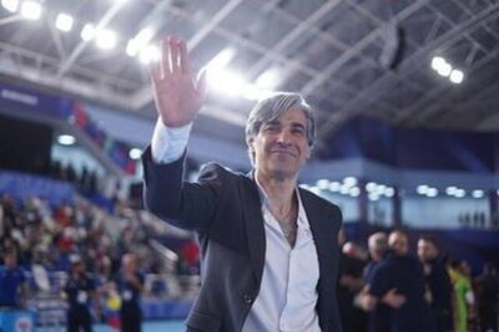 ادای احترام وحید شمسایی و کادر فنی تیم ملی فوتسال ایران به حضرت علی(ع) پس از قهرمانی+فیلم